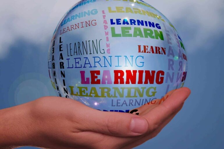 adult education 3812693 1280 - Ιδιαίτερο ή Τάξη; - Legacy Legatou